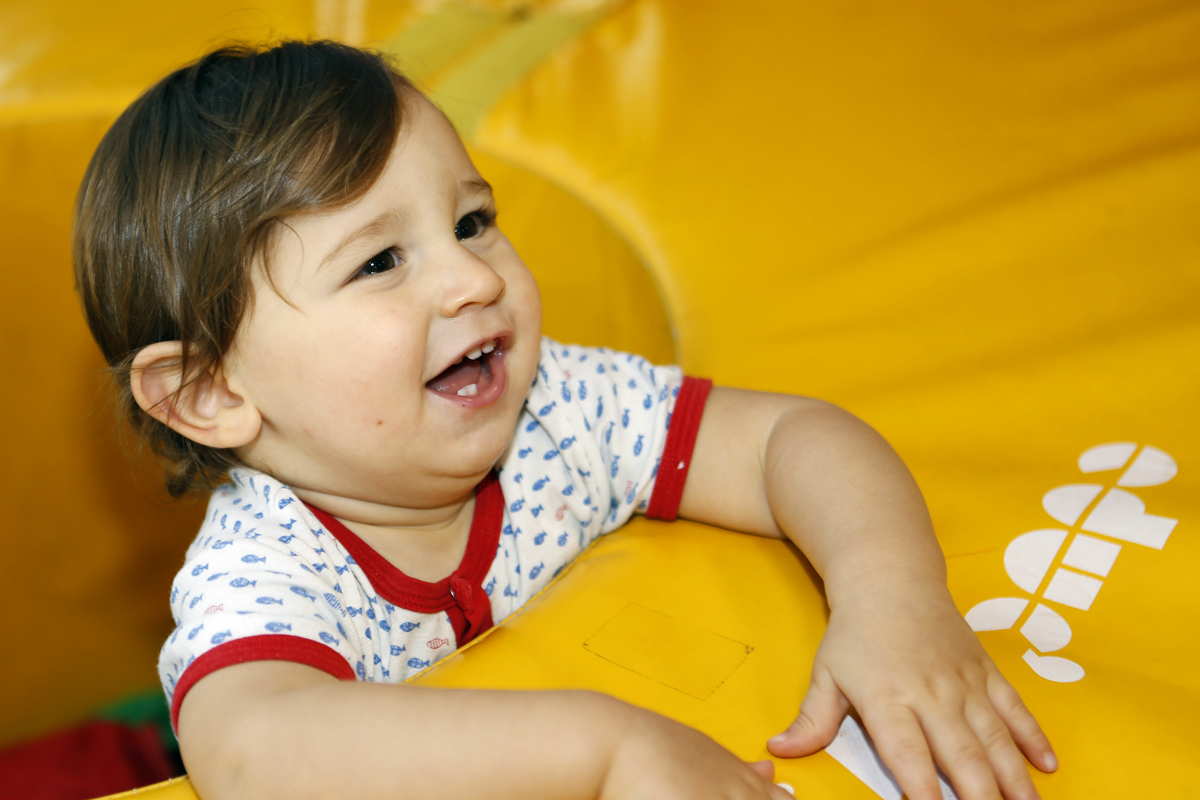 Bébé sur un module de motricité pendant une séance de baby gym