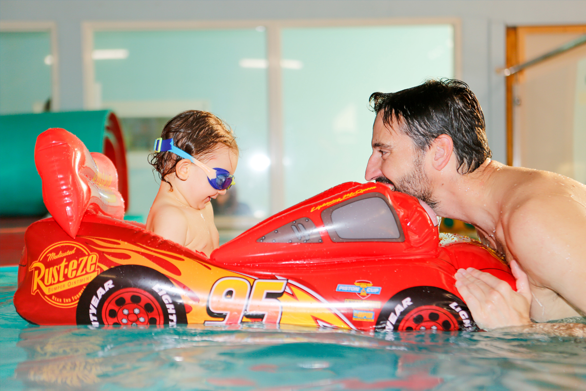 Séance de bébé nageur avec un parent dans l'eau à 33 °C
