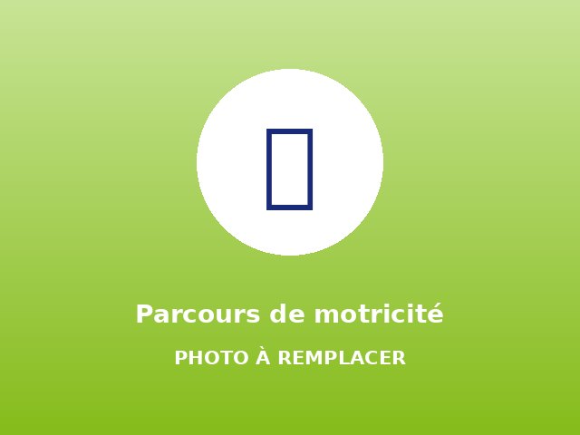 Enfants sur un parcours de motricité dans la salle de gym Eden Kids